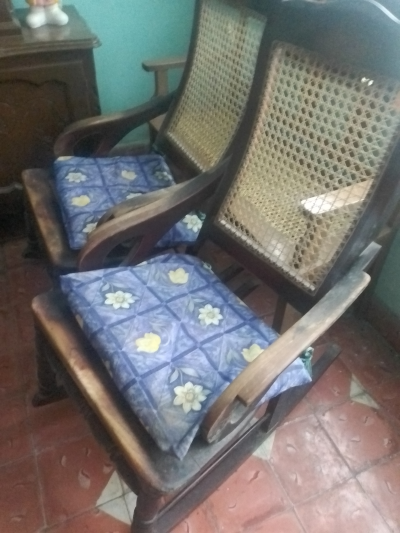 Vendo dos sillones de petatillo y una mesa de centro de madera.