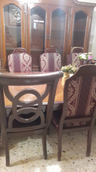 COMEDOR 6 SILLAS Y VITRINA