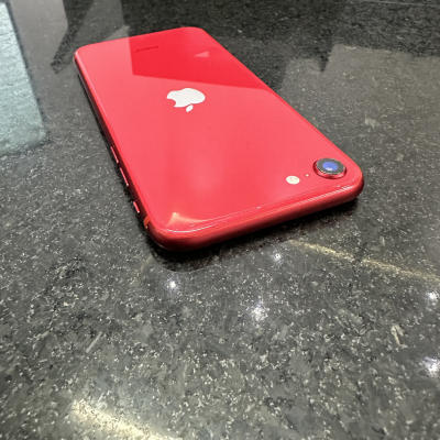 iPhone SE 2da generación rojo. 64gb. Libre