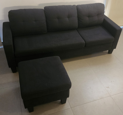 Kingshouse Sala Esquinera Modular 3 Plazas con Taburete de Madera | Tapizado tipo lino | Cojines con fundas removibles | Diseño moderno y elegante | Perfecta para sala o estancia  (Negro)