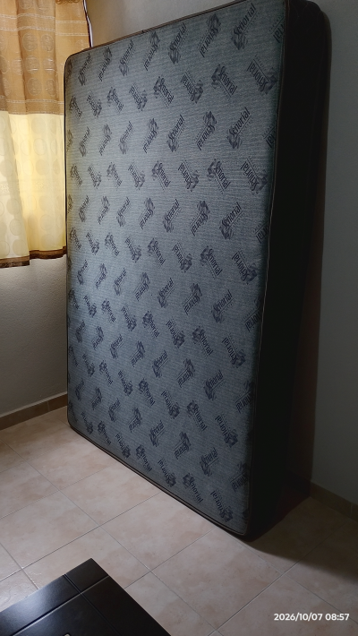 Cama matrimonial colchón y base mesa de centro cómoda buró 