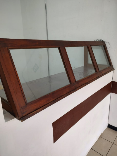 Mostrador madera y vidrio