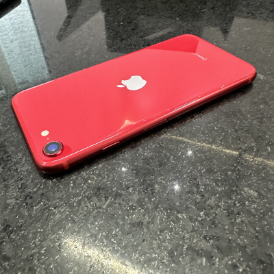 iPhone SE 2da generación rojo. 64gb. Libre