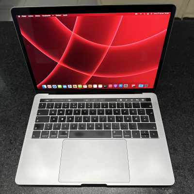 MacBook Pro 2019 Touch Bar Y Touch ID. Gris.