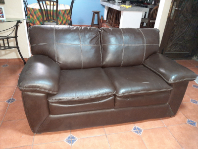 Sofá de 2 plazas color café – seminuevo