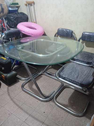 Comedor tubular con mesa de vidrio y 4 sillas
