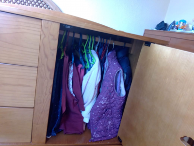 Cuna, ropero y cama individual en 1