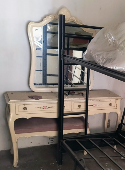 Tocador blanco con espejo + banco 