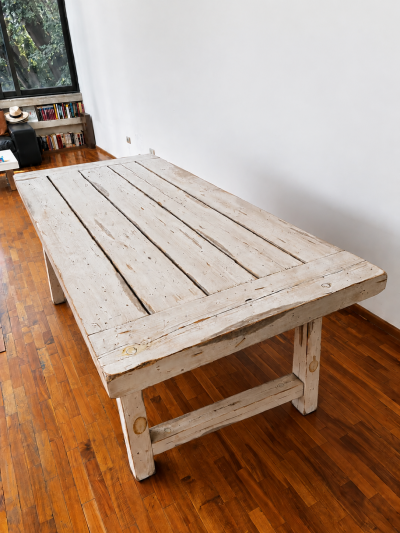 Mesa de comedor de madera maciza.