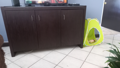 Comedor con cuatro sillas y mueble para trastos