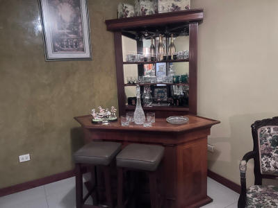 Bar esquinero de madera sólida con espejo + 2 bancos – Excelente estado