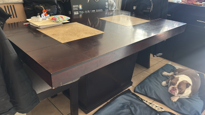 Comedor 6 sillas y credenza, es chocolate con piedra