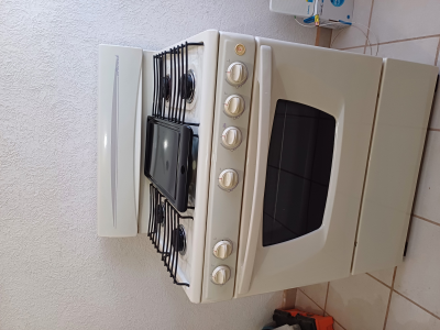Estufa Across 30 pulgadas con 5 quemadores y horno.