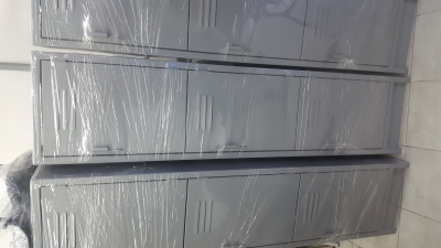 LOCKER METALICO 3 PUERTAS CON ARO PORTACANDADO