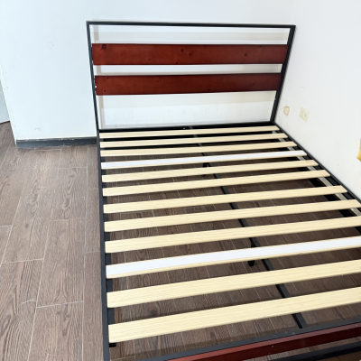 Base de cama Lunna matrimonial/queen- acero negro- Cabecera de madera