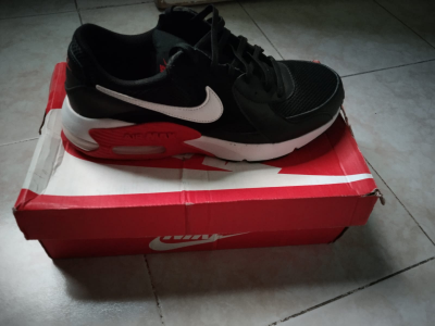 Vendo tenis Air max exee seminuevos  