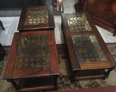 JUEGO DE TRES MESAS EN MADERA Y VIDRIO DECORADO