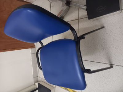 SILLA FIJA ACOJINADA APILABLE EN VINIL S/C