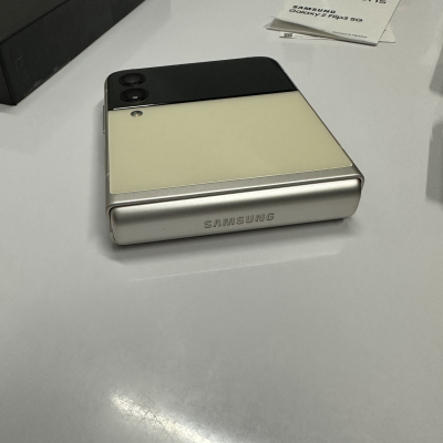 Samsung Z Flip 3 5g crema. 128gb. 8gb. Libre