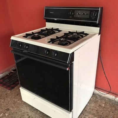 Estufa 4 Hornillas y  Horno Mca. Magic Cheff