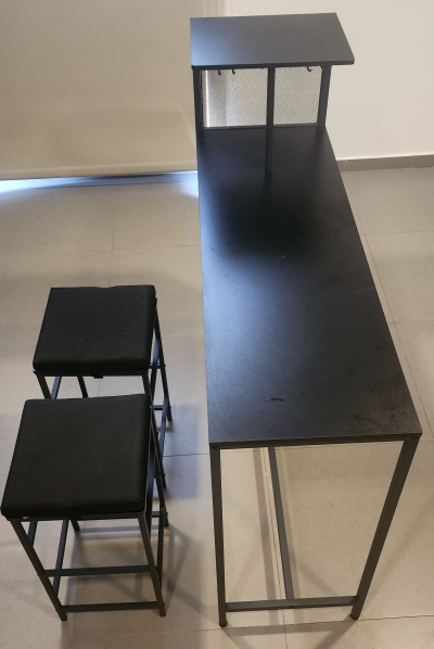 SIMPLE ESPACIO Mesa de Bar con 2 Sillas y Soporte para Copas, Negro | Mesa de Bar con 2 Sillas y Soporte para Copas. Incluye 6 Compartimentos y Estante para Botellas. Ideal para Cocina o Bar (Negro)