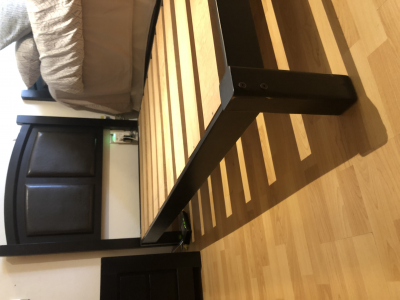 Recámara con 2 bases individuales, 2 burós, 2 colchones individuales y 2 cabeceras 