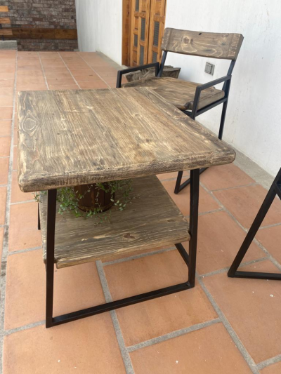 Juego de sillas y mesita 