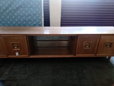 Conedor de caoba con 10 sillas y trinchador 