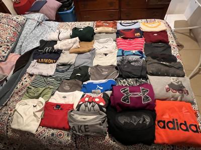 Varias prendas de ropa 