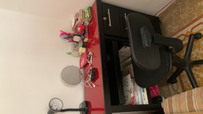 Escritorio de oficina equipado con silla