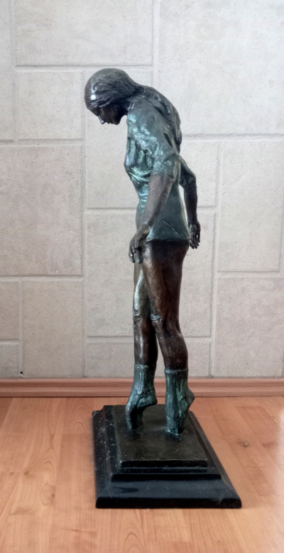 Escultura de bronce, de 70 cms de alto,  figura de bailarina femenina.