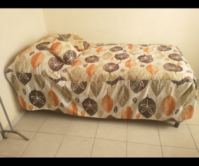 Comedor de 4 sillas,sala de 3 plazas,camas,librero