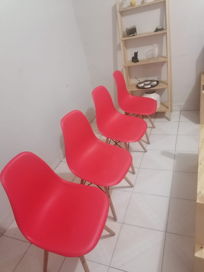 cuatro SILLAS EAMES
