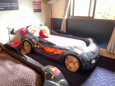 CAMA CARRO CON LUZ Y SONIDO DE CLAXON 