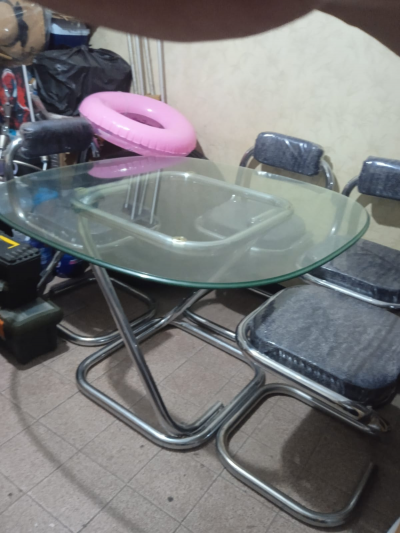 Comedor tubular con mesa de vidrio y 4 sillas