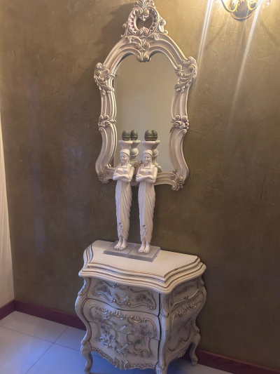 Consola decorativa con espejo tallado estilo antiguo