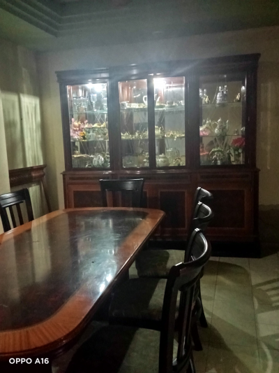 Comedor de 8 sillas y vitrina 