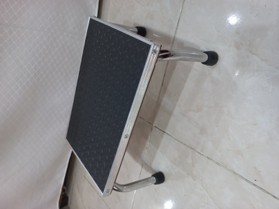 Escalerilla o banqueta de 1 peldaño.