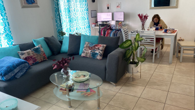 Sala modular gris oxford y mesa de centro de cristal