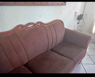 Juego de sala estilo Isabelino, consta de 3 sofás 3-2-1