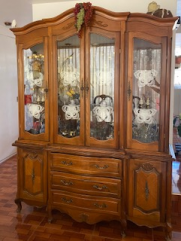 VITRINA Y COMEDOR CON  8 SILLAS