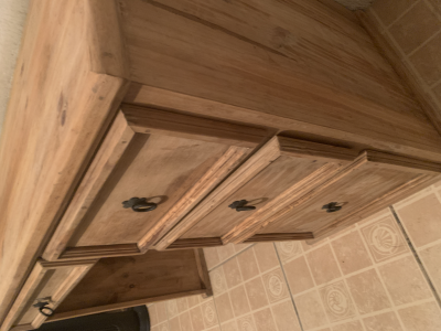 Escritorio de madera cuatro cajones
