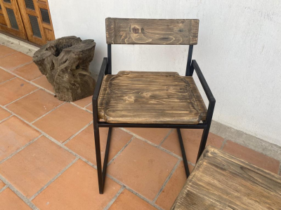 Juego de sillas y mesita 