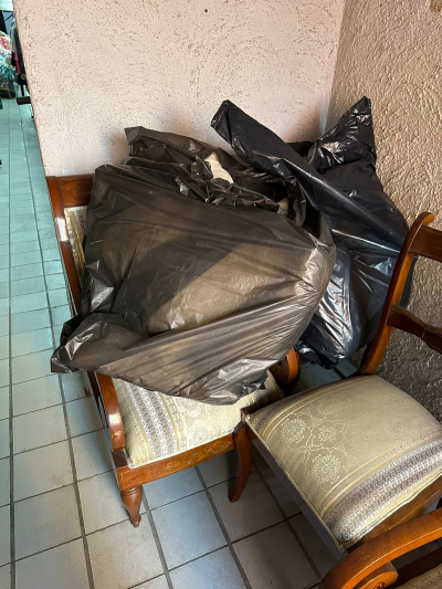 Mueble y 4 sillas antiguo