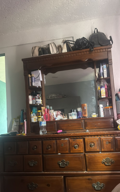 Tocador de madera con espejo madera buena 