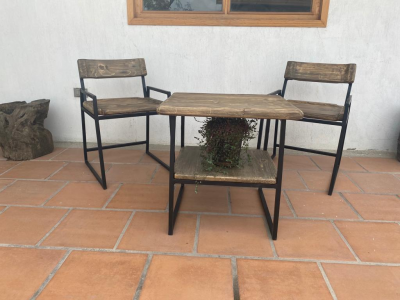 Juego de sillas y mesita 