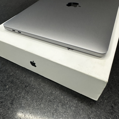 MacBook Pro 2019 Touch Bar Y Touch ID. Gris.
