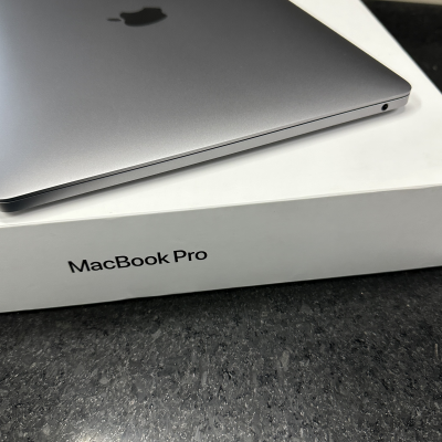 MacBook Pro 2019 Touch Bar Y Touch ID. Gris.