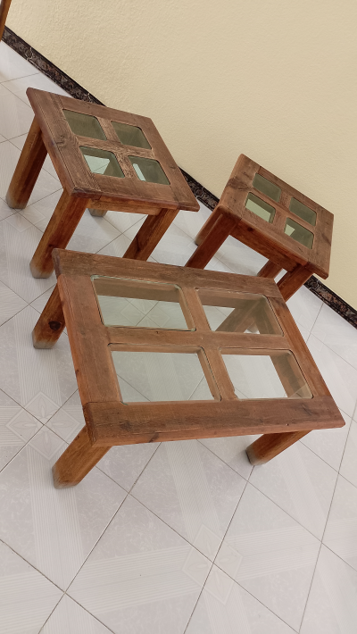 Sala de tres piezas con tres mesitas que hacen juego incluidas en el precio 