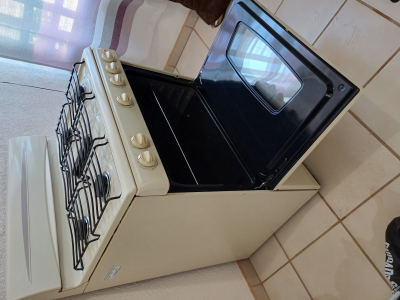 Estufa Across 30 pulgadas con 5 quemadores y horno.